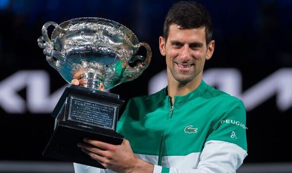 Novak Jjokovic riceve una dimostrazione di sostegno agli Australian Open come reazione alla caduta